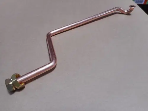 Kupferrohr mit einer Biegung und einer Gewindeverschraubung, möglicherweise für thermostatische Anwendungen, vermutlich von der Marke Remeha.